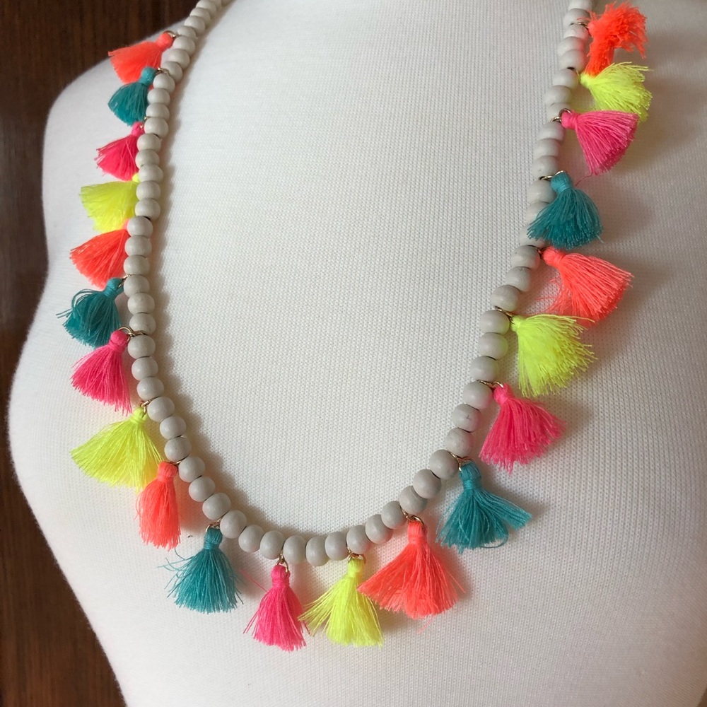 ☀️ NWOT White Beaded Neon Tassel Necklace 💕